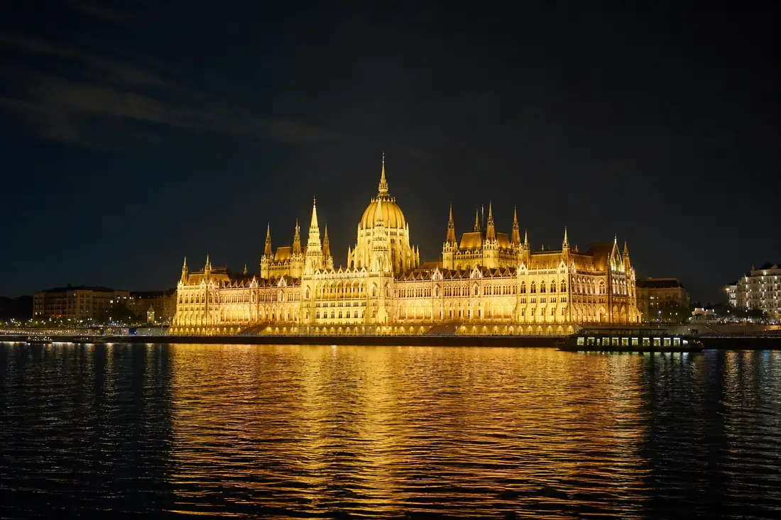 Budapest a Duna felől éjjel