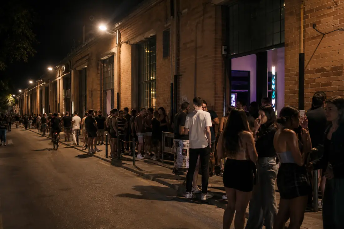 Poblenou ipari utcája Barcelonában, késő este