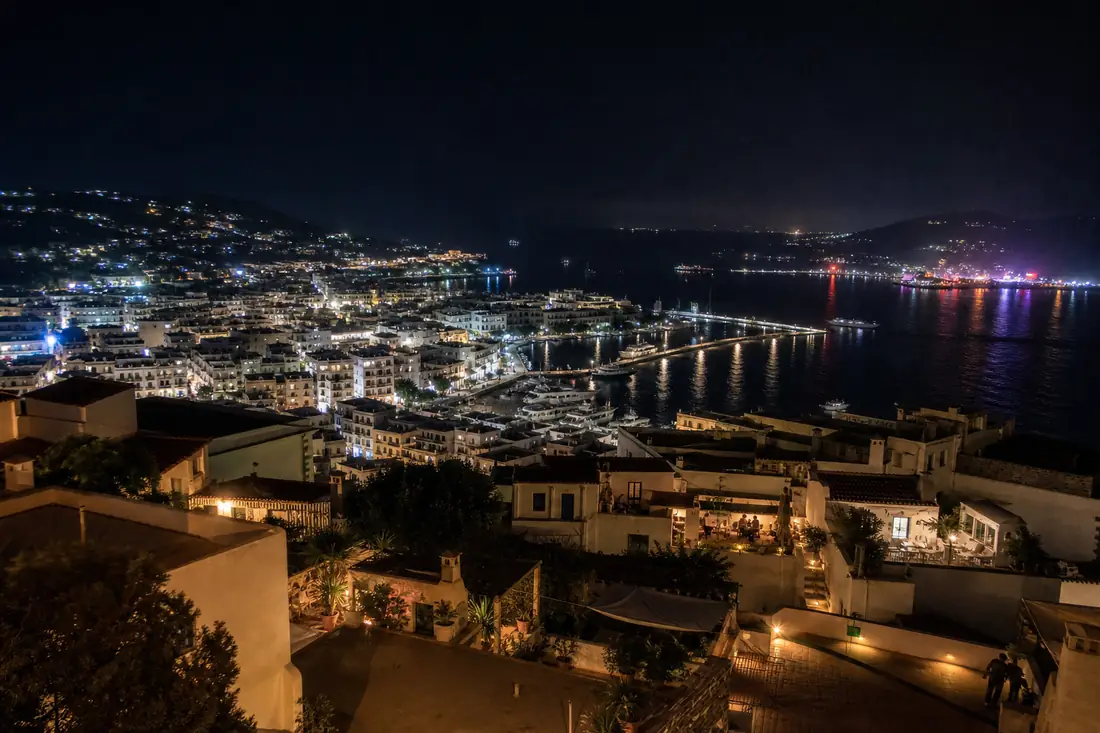 Ibiza öble éjszaka, teraszfények a parton
