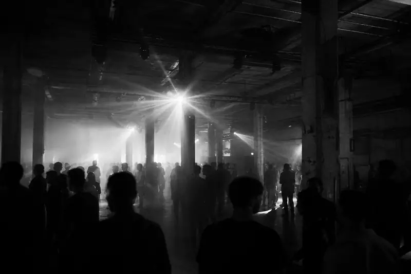 Betoncsarnok tánctere Berlinben, strobe fénnyel
