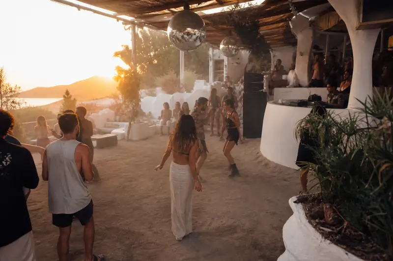 Kültéri afterparty Ibizán, hajnali fénynél