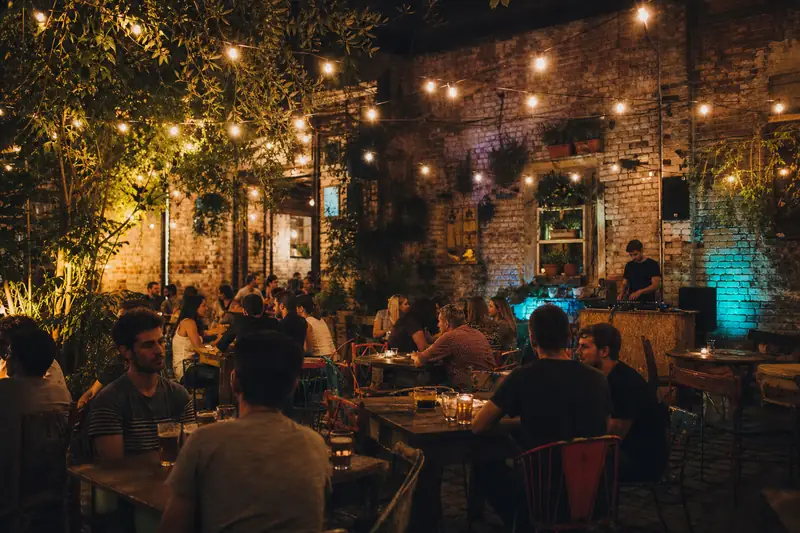 Szimpla Kert udvara izzósorral