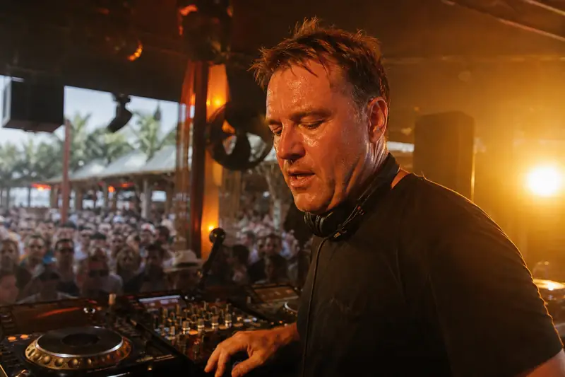 DJ pult ibizai szabadtéri klubban